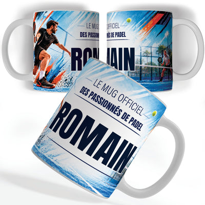Mug padel vu de face et de dos : joueur de padel en pleine frappe, « Le mug officiel des passionnés de padel » et votre prénom, imprimés sur céramique blanche et livrés chez vous (exemple)