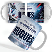 Mug escrime personnalisé avec prénom, vu sous trois angles : un escrimeur en fente, lame courbée, décor imprimé à 360° sur céramique blanche ; livré chez vous (exemple)