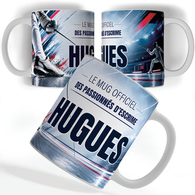Mug escrime personnalisé avec prénom, vu sous trois angles : un escrimeur en fente, lame courbée, décor imprimé à 360° sur céramique blanche ; livré chez vous (exemple)