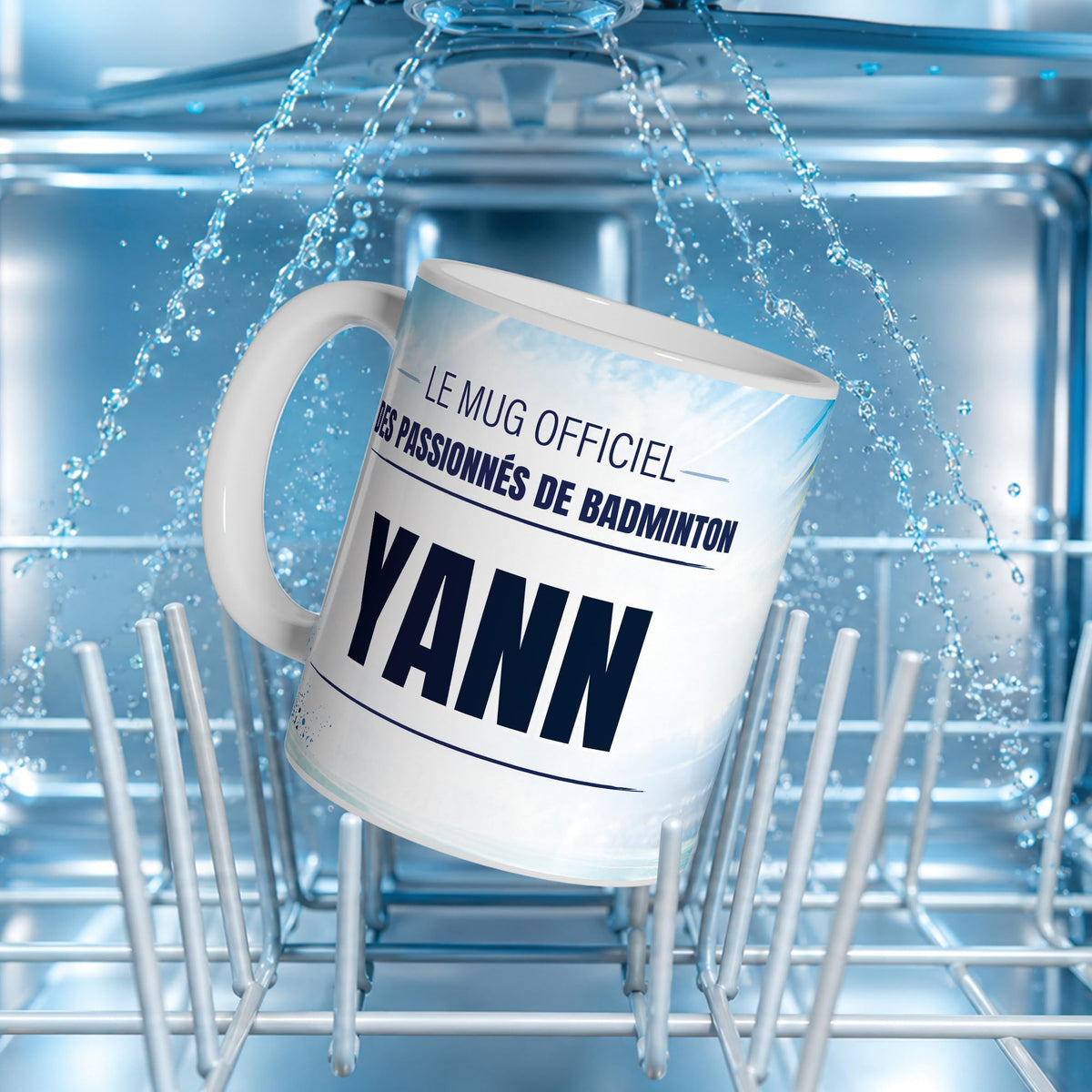 Mug badminton au prénom dans le panier d'un lave-vaisselle : impression compatible lave-vaisselle ; neuf textes au choix, dont vos propres phrases, livré chez vous (exemple)