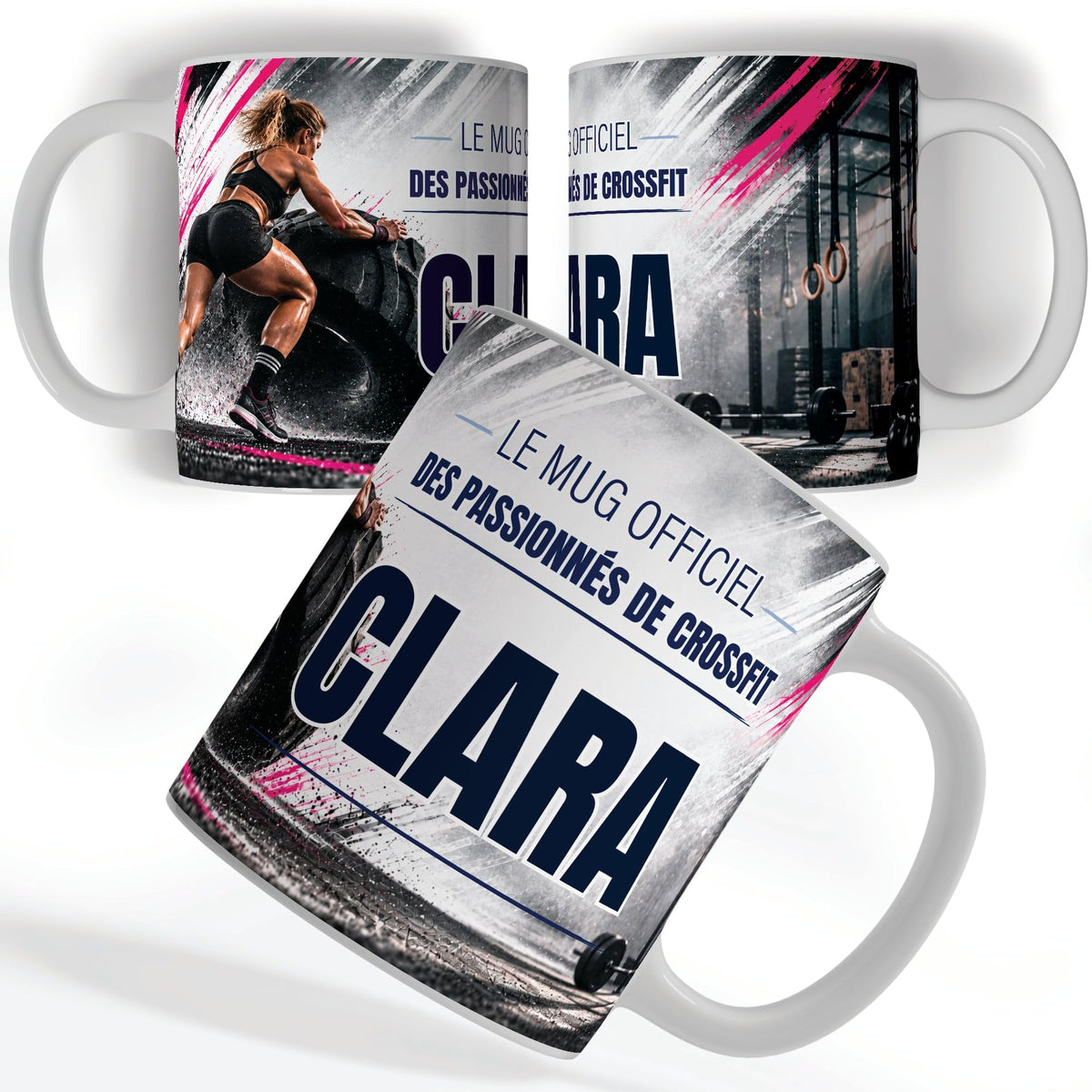 Mug façon CrossFit personnalisé avec prénom, vu sous trois angles : une athlète qui pousse un pneu de tracteur, décor imprimé à 360° sur céramique blanche ; livré chez vous (exemple)