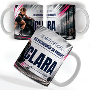 Mug façon CrossFit personnalisé avec prénom, vu sous trois angles : une athlète qui pousse un pneu de tracteur, décor imprimé à 360° sur céramique blanche ; livré chez vous (exemple)
