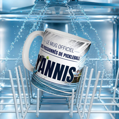 Mug pickleball au prénom posé dans un lave-vaisselle : l'impression du décor supporte le lavage en machine ; personnalisé avec votre texte puis livré chez vous (exemple)