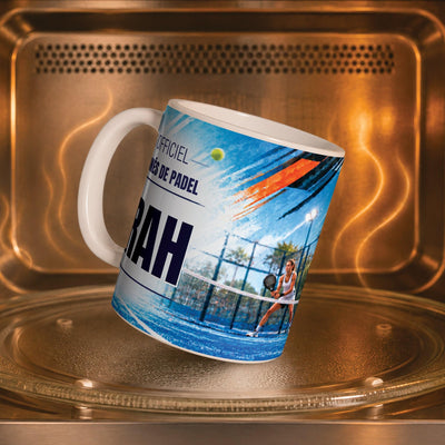 Mug padel femme personnalisé dans un four à micro-ondes, pour réchauffer café ou thé ; décor imprimé tout autour de la tasse en céramique, livré chez vous (exemple)