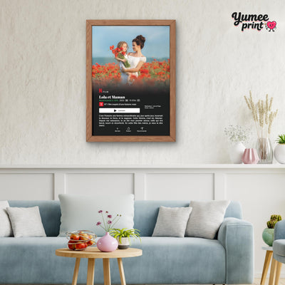Affiche façon écran de streaming en portrait, en cadre bois au mur d'un salon : votre photo devient l'affiche d'un film à votre titre, imprimée et livrée chez vous (exemple)