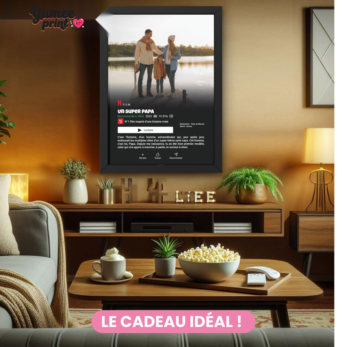 Affiche façon écran de streaming en portrait accrochée dans un salon, un exemple de cadeau : vous envoyez votre photo et vos textes, imprimée et livrée chez vous (exemple)