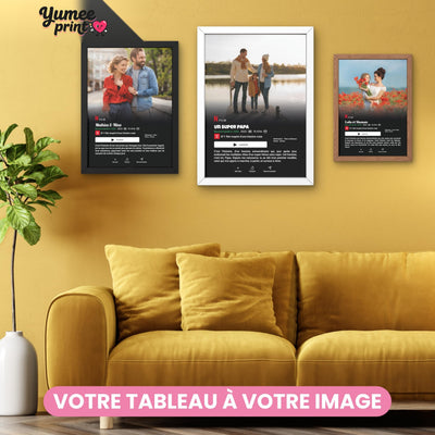 Trois affiches façon écran de streaming en portrait, en cadre noir, blanc et bois : chaque photo devient un film à son titre, imprimées puis livrées chez vous (exemple)