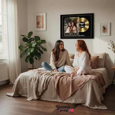 Disque d'or avec photo en cadre noir pour une amitié : votre photo, deux prénoms, une chanson et un message au choix, imprimé puis livré chez vous (exemple)