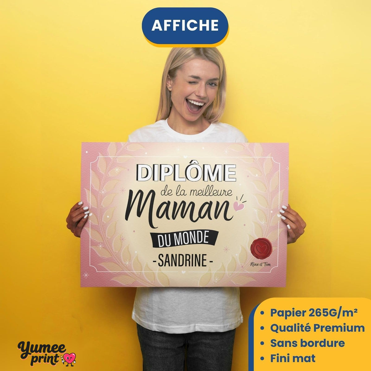 Diplôme « de la meilleure maman du monde » imprimé en affiche (poster) sur papier mat sans bordure, tenu à deux mains ; son prénom en grand, livré roulé chez vous (exemple)