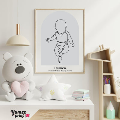 Affiche de naissance dans une chambre d'enfant : arche gris perle, silhouette au trait noir, à taille réelle sur le grand format, prénom et mesures, en cadre bois clair livrée chez vous (exemple)
