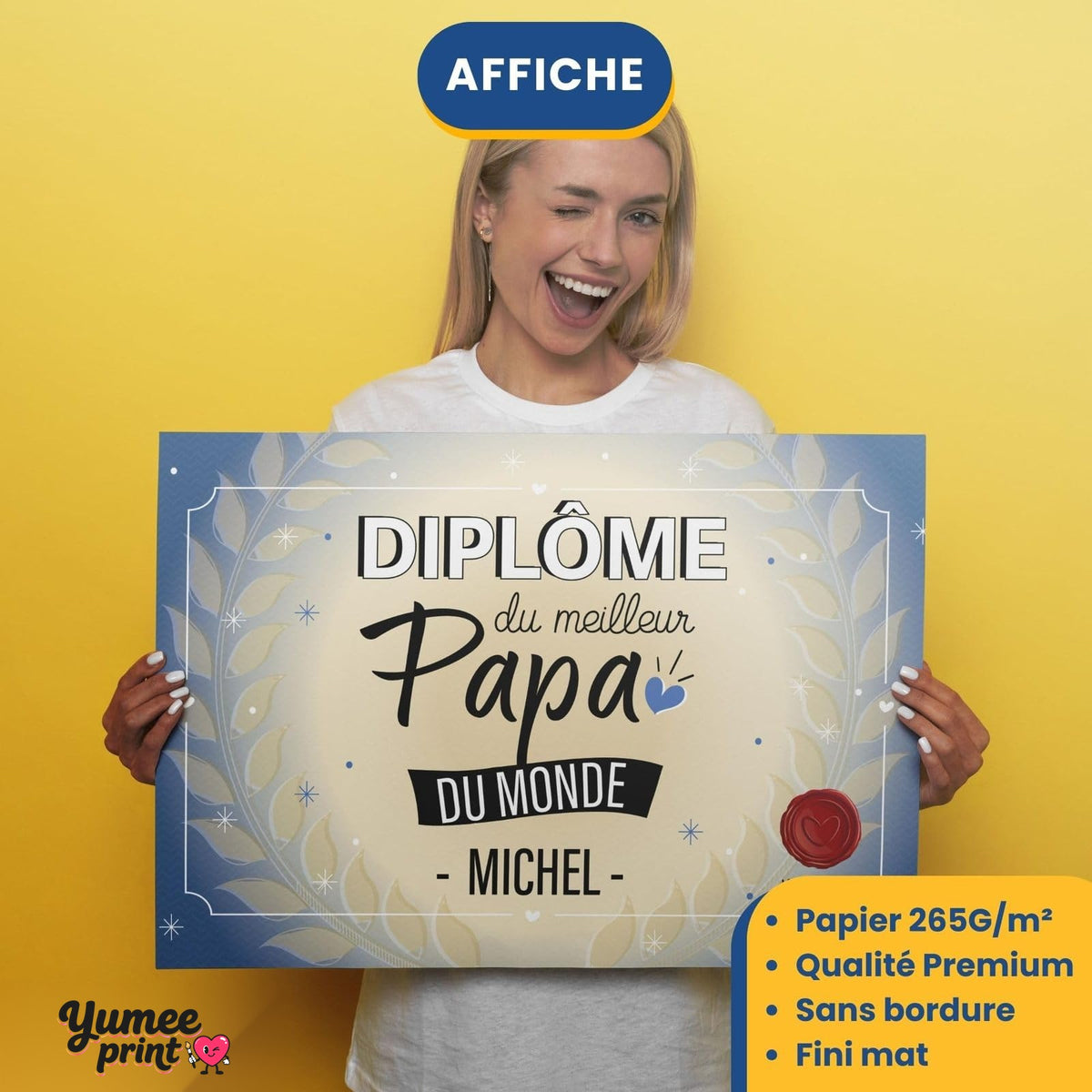 Diplôme « du meilleur papa du monde » imprimé en affiche (poster) sur papier mat sans bordure, tenu à deux mains ; son prénom en grand, livré roulé chez vous (exemple)