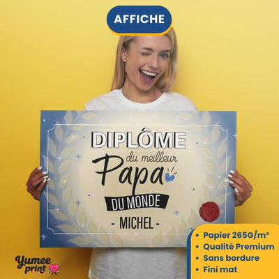 Diplôme « du meilleur papa du monde » imprimé en affiche (poster) sur papier mat sans bordure, tenu à deux mains ; son prénom en grand, livré roulé chez vous (exemple)