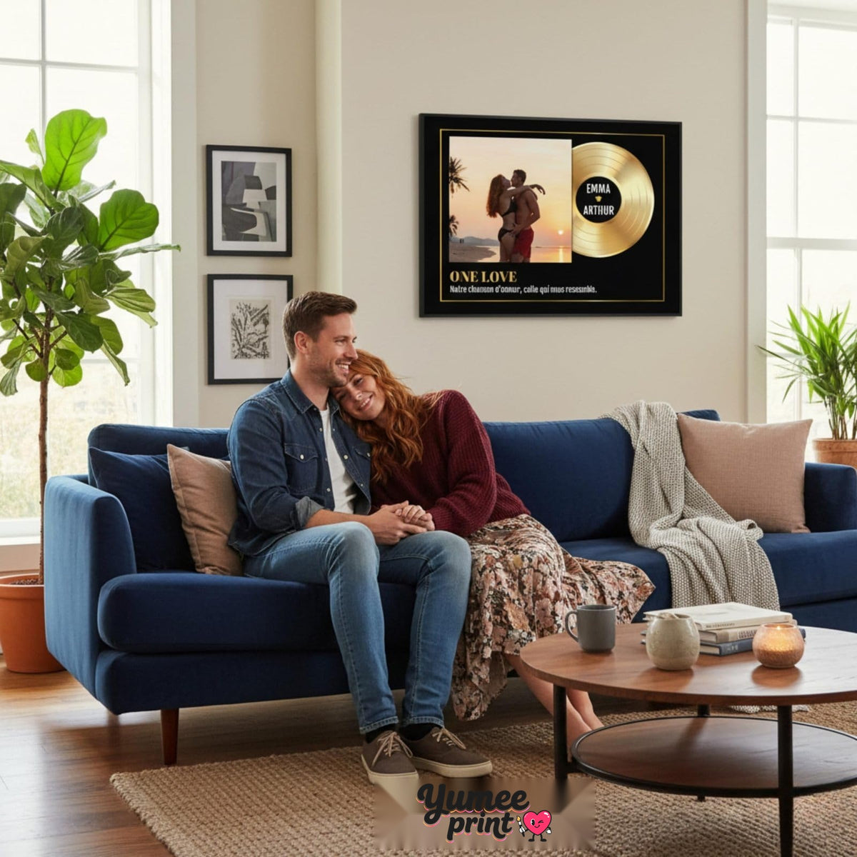 Exemple de déco : disque d'or avec photo en cadre noir au-dessus d'un canapé ; vous envoyez votre photo, elle est imprimée avec vos prénoms, livrée chez vous (exemple)