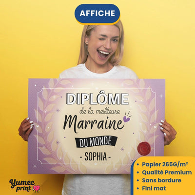 Diplôme « de la meilleure marraine du monde » imprimé en affiche (poster) sur papier mat sans bordure, tenu à deux mains ; son prénom en grand, livré roulé chez vous (exemple)