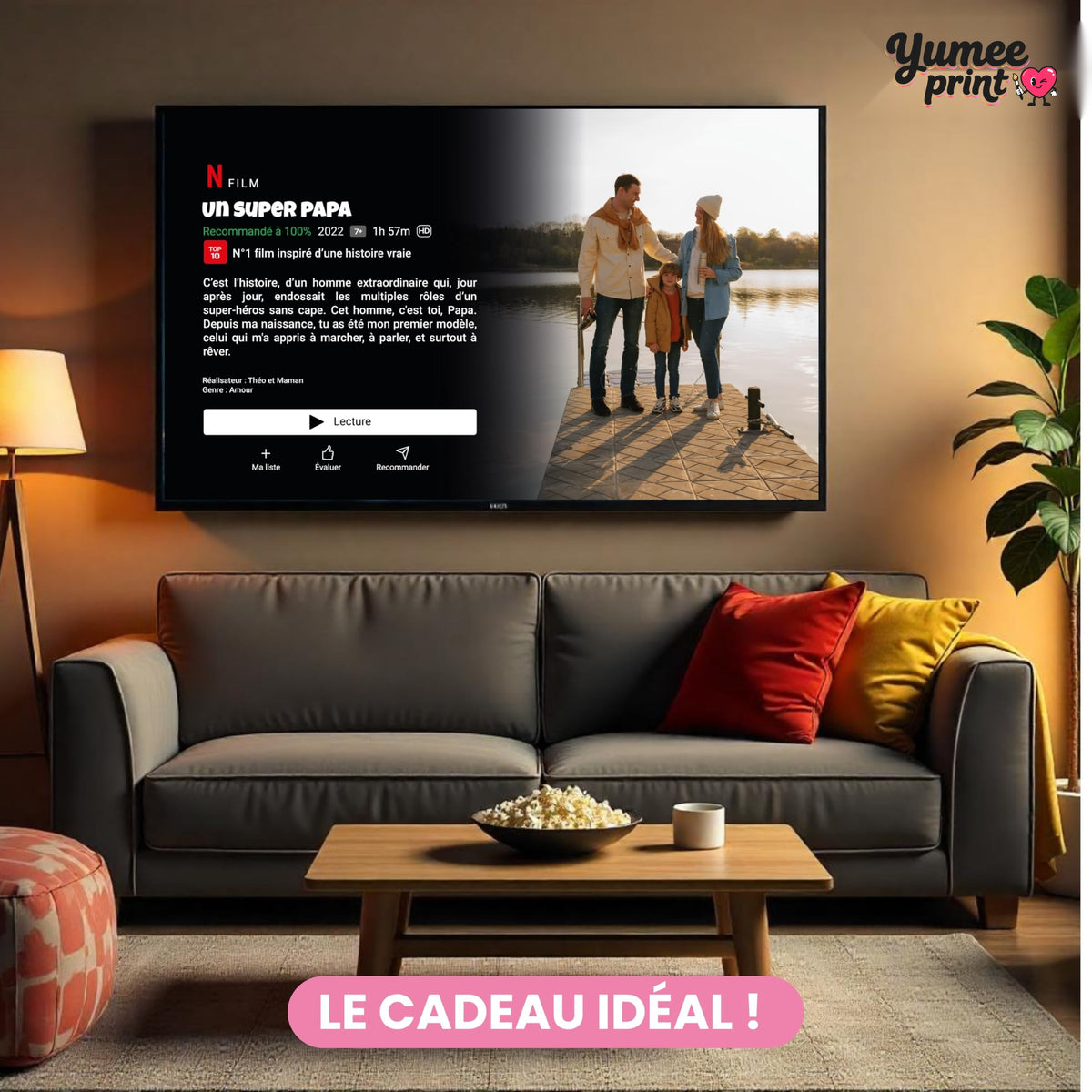 Affiche façon écran de streaming accrochée au-dessus d'un canapé, un exemple de cadeau : vous envoyez votre photo et vos textes, elle est imprimée et livrée chez vous (exemple)