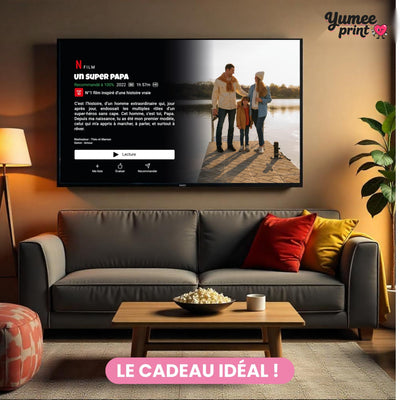 Affiche façon écran de streaming accrochée au-dessus d'un canapé, un exemple de cadeau : vous envoyez votre photo et vos textes, elle est imprimée et livrée chez vous (exemple)