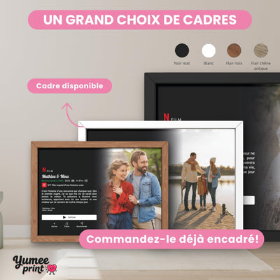 Affiches façon écran de streaming en cadre bois, blanc et noir ; le cadre existe en noir, blanc, bois clair ou bois foncé, avec votre photo et votre titre, livré chez vous (exemple)