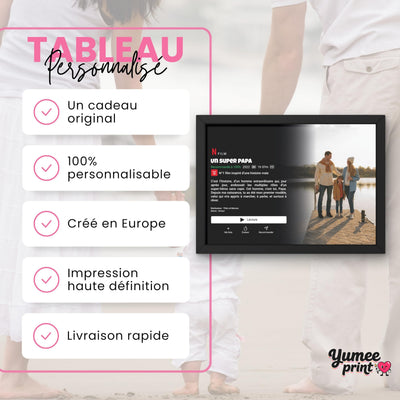 Affiche façon écran de streaming en cadre noir : un cadeau original et personnalisable, votre photo devient un film avec votre titre et votre texte, imprimé et livré chez vous (exemple)