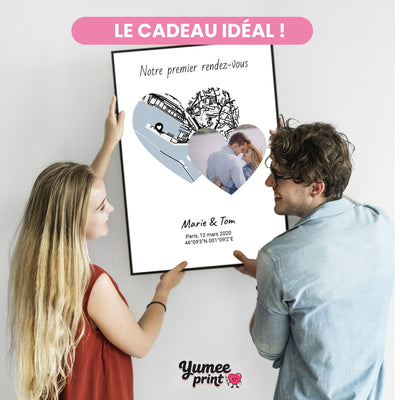 Carte en cœur aux eaux bleu clair et votre photo en cœur, en cadre noir tenu contre un mur : un exemple de cadeau de couple, avec vos prénoms et votre date, livré chez vous (exemple)