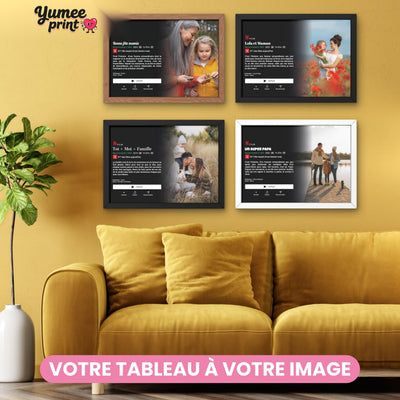 Quatre affiches façon écran de streaming en cadre noir, blanc et bois : chaque photo devient un film à son titre, avec votre texte et votre genre, livrées chez vous (exemple)