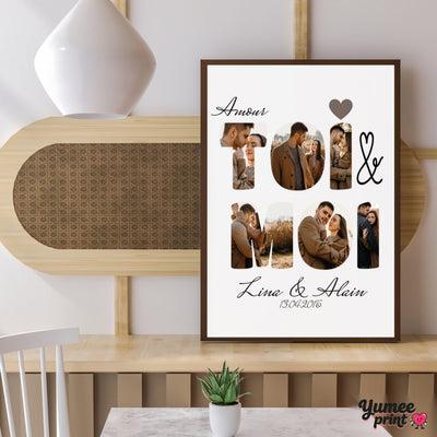 Toi & Moi en cadre bois foncé posé sur un meuble : six photos de vous deux dans les lettres, le titre « Amour », un cœur, vos prénoms et votre date, livré chez vous (exemple)